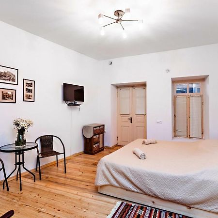 Nina' Cozy Apartment Tbilisi Bagian luar foto