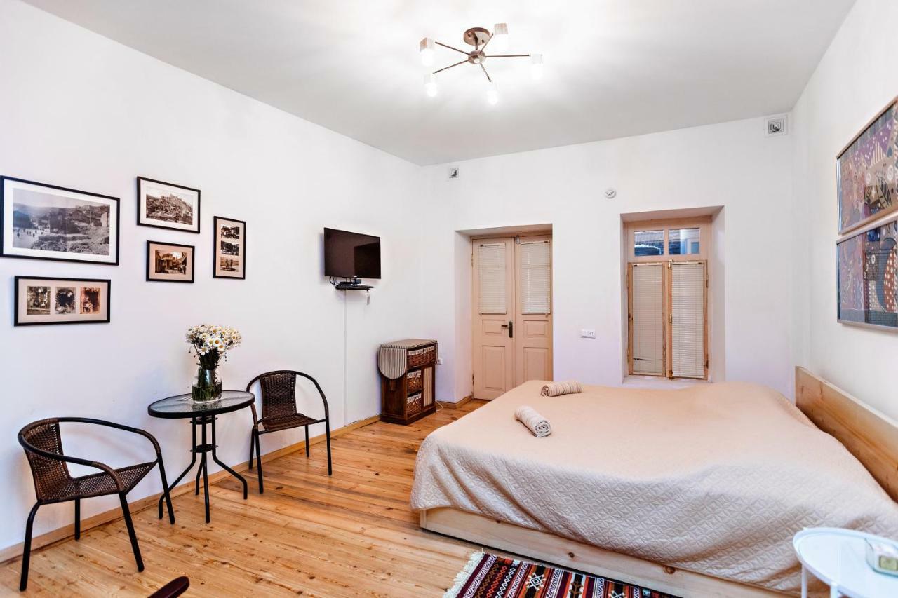 Nina' Cozy Apartment Tbilisi Bagian luar foto